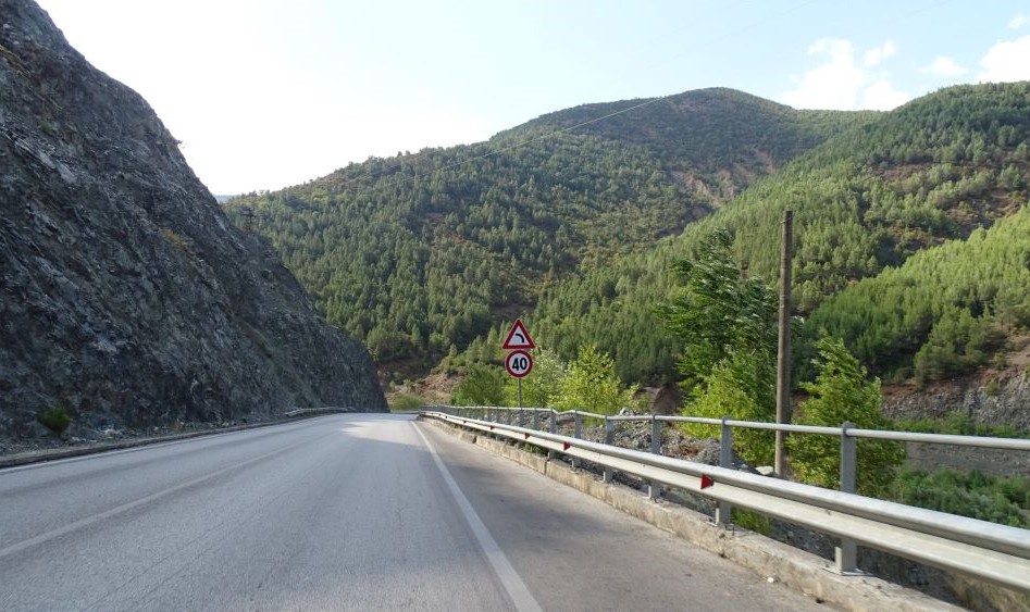 62.5 mln lekë për nyjet e rrezikshme, ARRSH ndërhyrje në 5 pika të zeza të rrugëve kombëtare